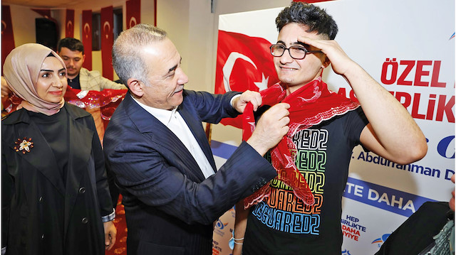 Sultangazi Belediye Başkanı Abdurrahman Dursun, asker uğurlama gecesinde gençleri yalnız bırakmadı. 