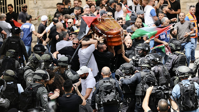 İşgalci İsrail güçlerinin katlettiği Al Jazeera muhabiri Şirin Ebu Akile’nin cenazesinde skandal: Polis saldırdı tabut yere düştü
