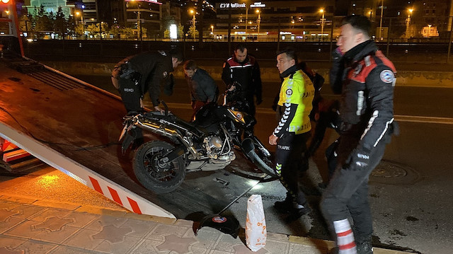 Polis merkezine dönen motosikletli yunus polisi, otomobil ile çapıştı.