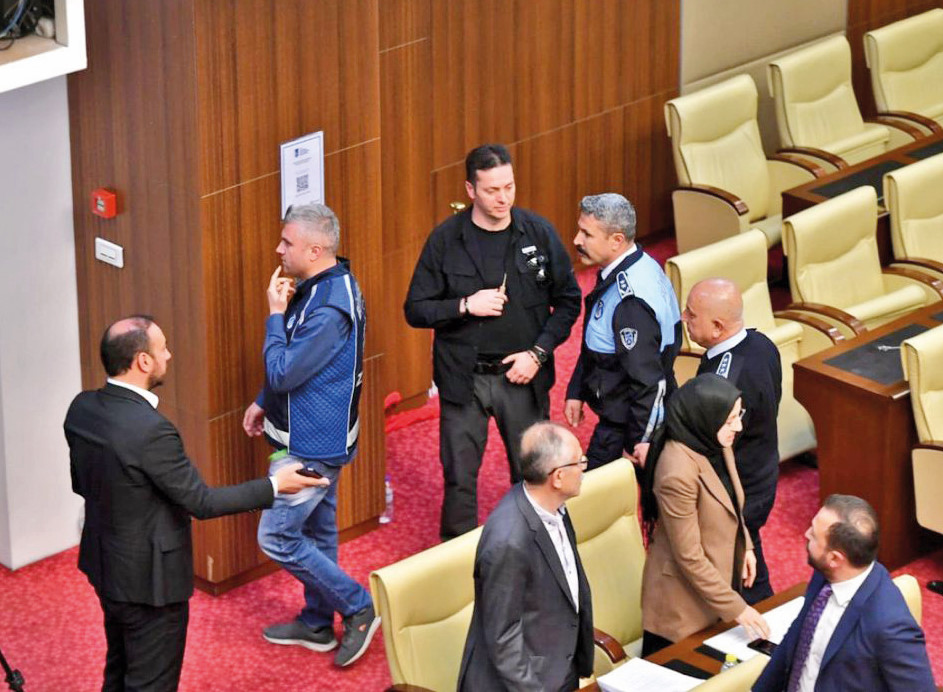 Zabıtalar Meclis’e girdi.