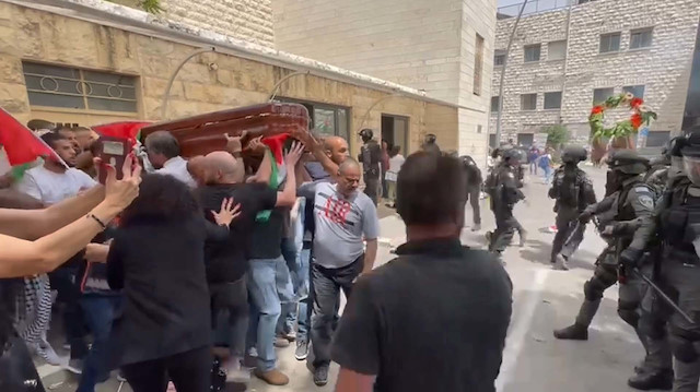 İşgalci İsrail'in öldürdüğü gazeteci Ebu Akile'nin cenazesine saldırı