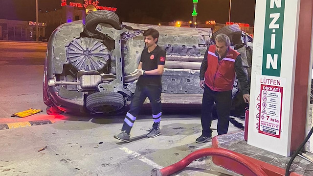 Mardin'de otomobil akaryakıt istasyonuna daldı