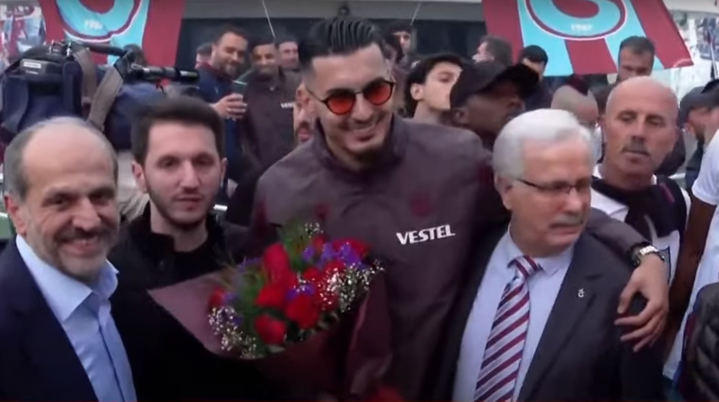 Nuri Albayrak, teknik direktör Abdullah Avcı ve takım kaptanı Uğurcan Çakır'a çiçek verdi.