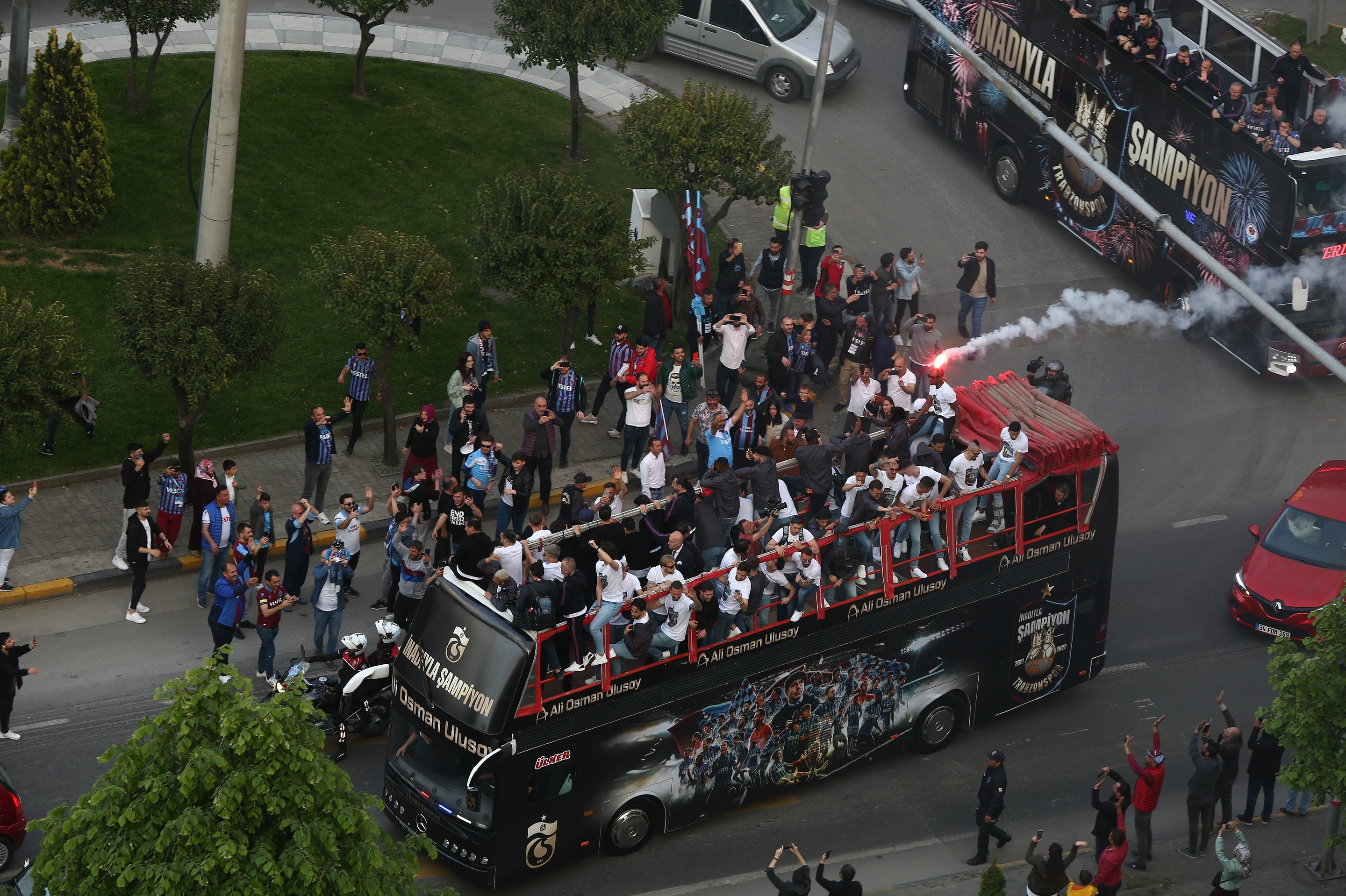 Bordo-mavili taraftarlar stadyuma kadar takıma eşlik etti.