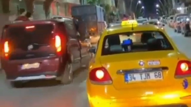 Sultangazi'de asker konvoyundaki araç park halindeki minibüse çarptı