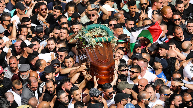 İsrail'in öldürdüğü Filistinli kadın gazetecinin cenazesindeki İsrail polisinin şiddeti tepki topladı