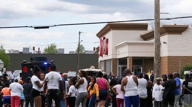 Saldırının gerçekletirildiği süpermarket önünde kalabalık oluştu.