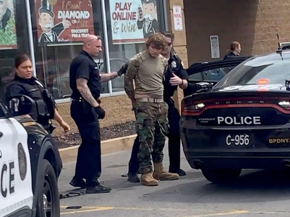 Polis marketin otoparkında saldırgan Payton Gendron'ı gözaltına aldı.