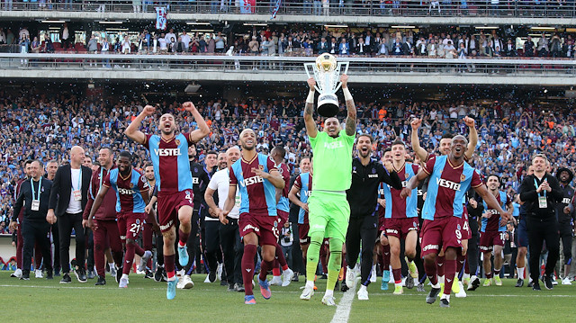 Şampiyon Kupasını İstanbul’da Da Kaldırdı | Futbol Haberleri