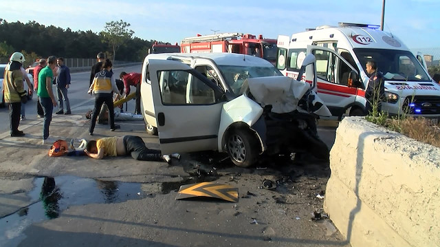 Samandıra gişelerinde karasız kalan sürücü beton bariyerlere çarptı: 2 yaralı