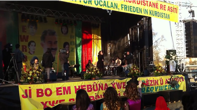 Aynur Doğan'ın 2011 yılında Düsseldorf'ta PKK elebaşı Öcalan posteri önünde verdiği konser.