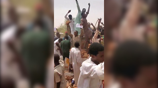 Çad halkı konsolosluk önündeki Fransız askerlere hitaben yapılan anıtı yıktı
