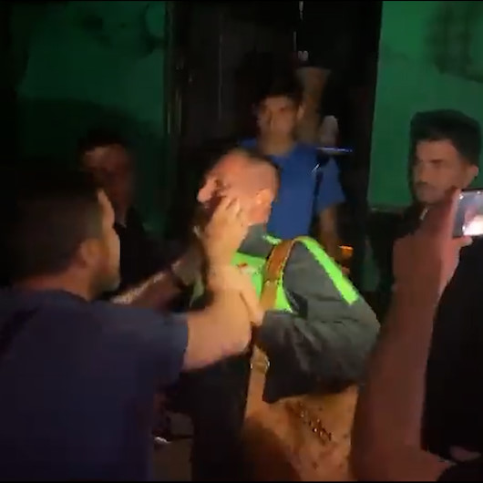 Küme düşen Bursasporda kaptan Burak Altıparmak otobüsten inerken küfredince olay çıktı