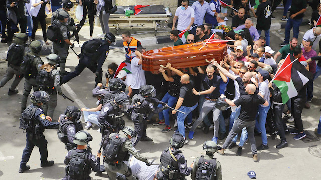 Ebu Akile, yalnızca ölümüyle değil, Kudüs’te düzenlenen cenaze törenine İsrail askerlerinin vahşi müdahalesiyle de akıllarda kaldı.