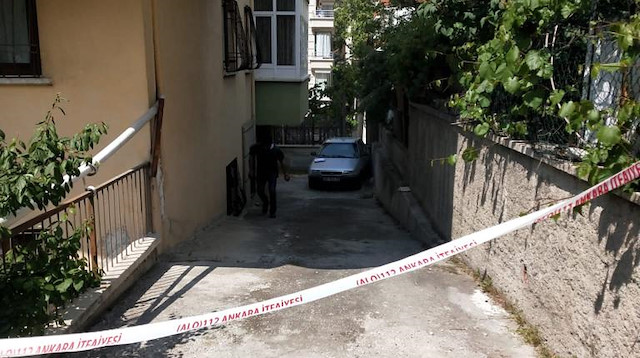 Yazıcıoğlu'nun koruma polisi kendi otomobilinin altında kalarak öldü.