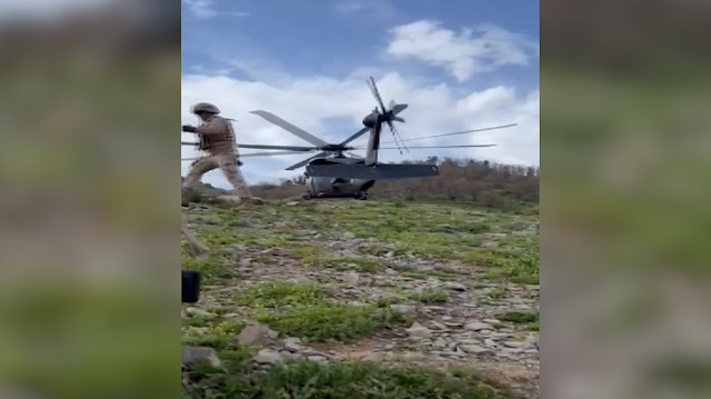 Van Başkale'deki terör operasyonunda silah ve mühimmatlar ele geçirildi: Helikopterin kalkış anı kamerada
