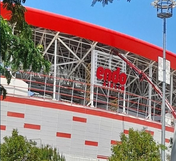 Antalya Stadyumu'nun dış cephesine yeni isim sponsorunun tabelası asılıyor.