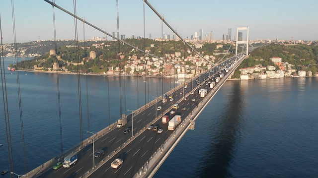 Toplam 51 araç, Fatih Sultan Mehmet Köprüsü'nden geçerek Kağıthane'deki afet merkezine gitti. 
