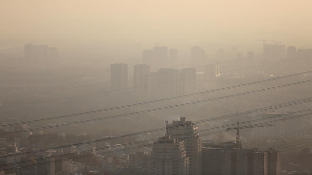 Tahran'da hava kirliliği nedeniyle tüm okullar ve kurumlar iki gün tatil edildi