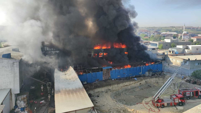 lev alev yanan fabrikayı söndürme çalışmaları devam ediyor