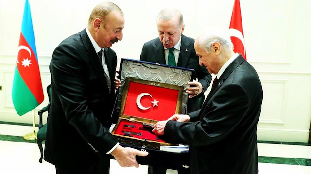 MHP lideri Bahçeli, Cumhurbaşkanı Recep Tayyip Erdoğan ile birlikte, Aliyev'e Türk töresinde dostluk nişanesi olarak bilinen tabanca takdim etti.