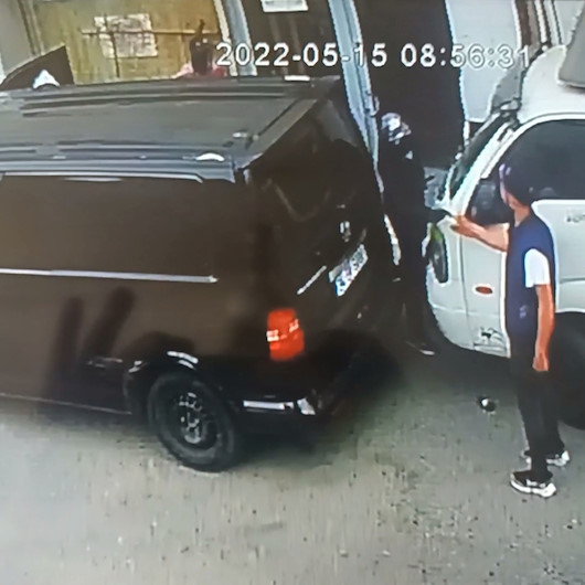 Fatihte dakikalar içinde depodaki malları çaldılar