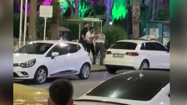 Antalya'da kafe önünde silahlı sopalı kavga kamerada
