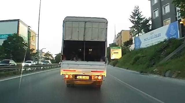 Üsküdar’da kamyonet kasasındaki çocukların tehlikeli yolculuğu kamerada.