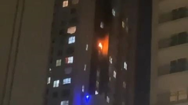 38 katlı binanın 27. katındaki yangın cep telefonları tarafından böyle görüntülendi.