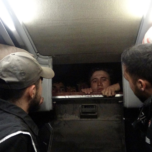 Vanda polisi şaşırtan kaçakçılık: 2 otobüsün gizli bölümlerinde saklanmış 47 kaçak göçmen yakalandı