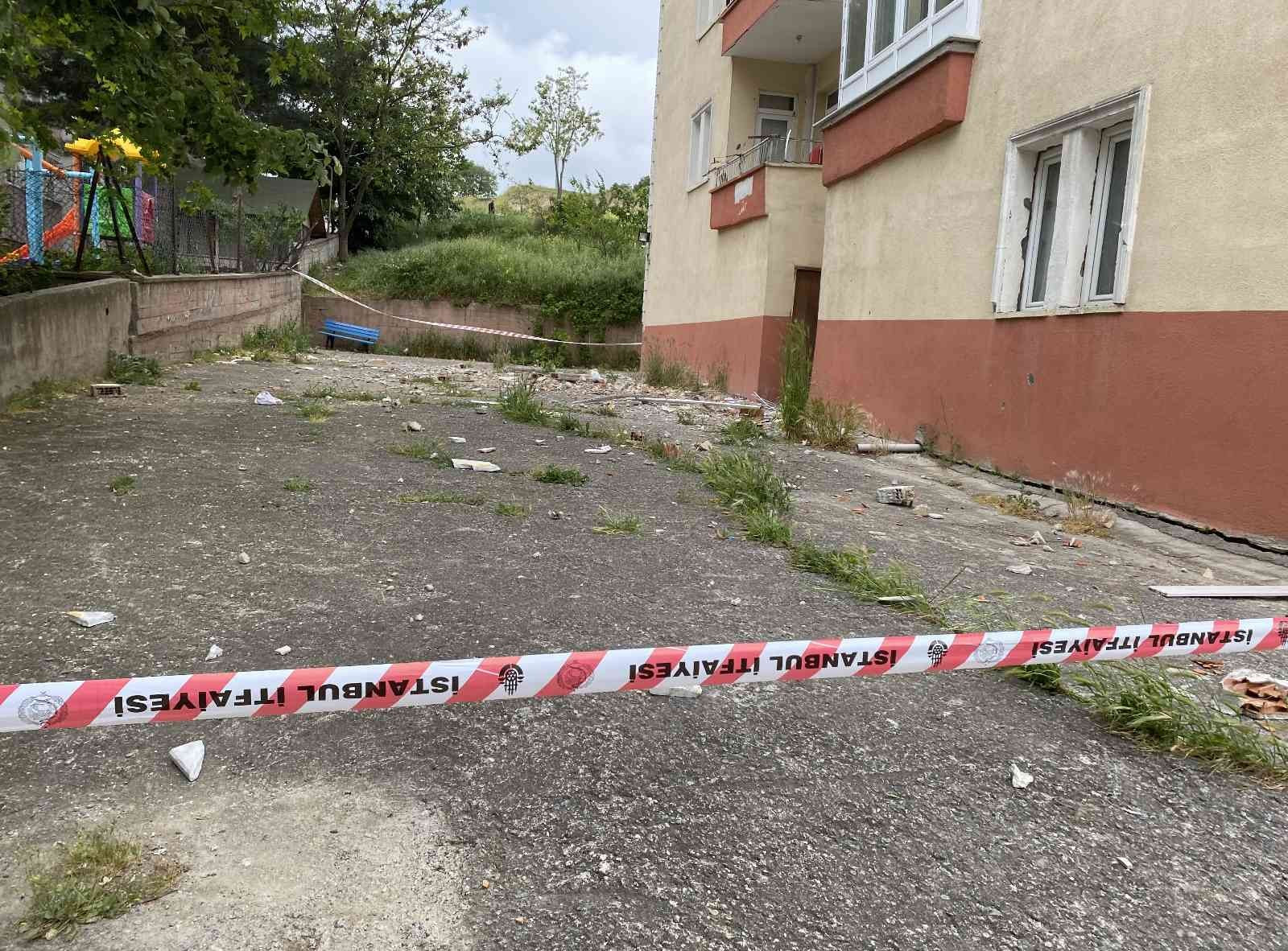 Beylikdüzü’nde şiddetli rüzgardan binanın balkonu çöktü Yeni Şafak