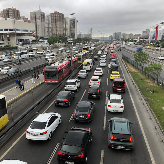 İstanbulda yağmur aniden bastırdı: Trafik yoğunluğu yüzde 85e ulaştı