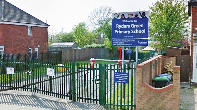 İngiltere'de yüzde 70’ni Müslümanların oluşturdğu Ryders Green İlkokulu’nda çocuklara öğle yemeği molasında domuz eti yedirildi.