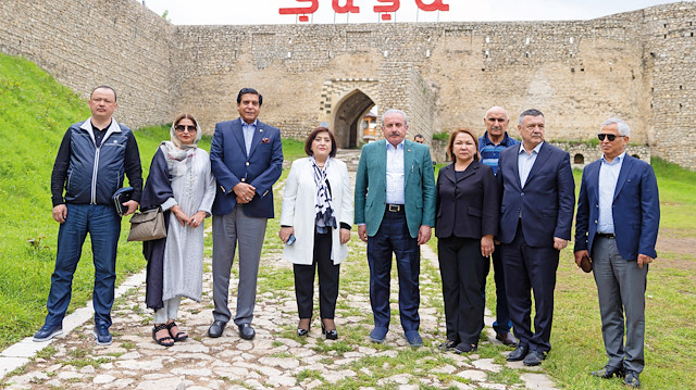TBMM Başkanı Mustafa Şentop, katılımcı diğer üst düzey yetkililerle Karabağ’ın sembol şehri Şuşa’ya ziyarette bulundu. 