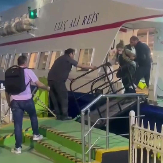 Bursada deniz otobüsü fırtınaya yakalandı: Yolcular tahliye edildi