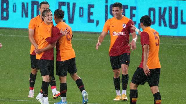 Galatasaraylı futbolcuların sevinci.