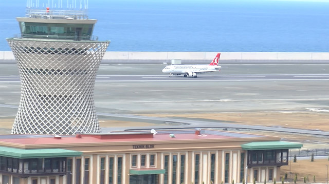 Rize-Artvin Havalimanı terminal ve kule binalarının yükselişi kamerada.
