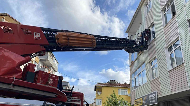 İstanbul'un Ümraniye ilçesinde üç katlı apartmanda yangın çıktı.