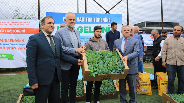 Fidelerin İstanbul İl Tarım ve Orman Müdürlüğü tarafından temin edildiği programda çiftçilere gübreler Çekmeköy Belediyesi tarafından dağıtıldı.