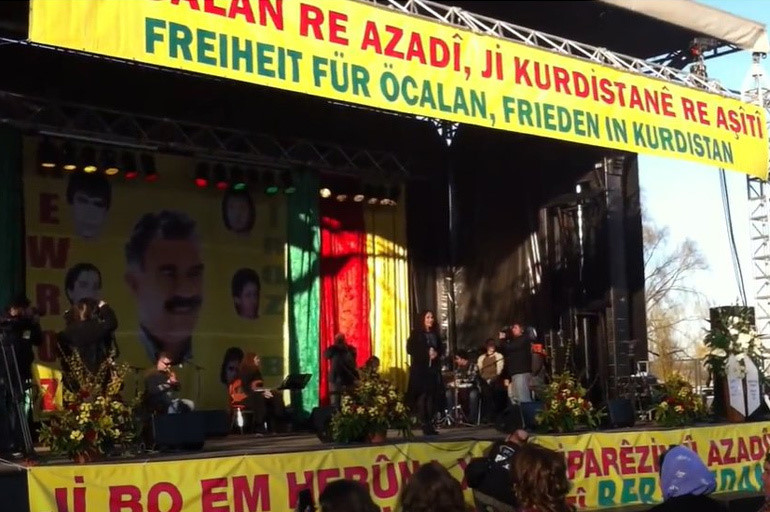 Aynur Doğan'ın APo posteri önünde şarkı söylediği konser alanı