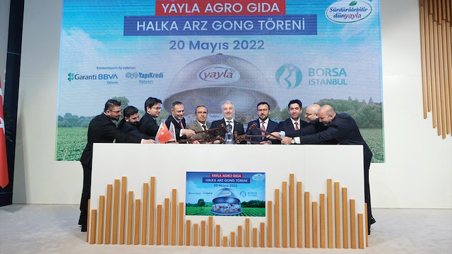 Gong törenine Borsa İstanbul Genel Müdürü Korkmaz Ergun (sağdan 5.), Yayla Agro Gıda Onursal Başkanı Hacı Ahmet Gümüş (soldan 5.), Yayla Agro Gıda Başkanı Hasan Gümüş (sağdan 4.) katıldı.