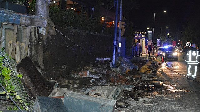 Olayın ardından polis ve itfaiye ekipleri, çöken istinat duvarında incelemelerde bulundu. 