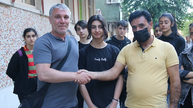 Baba Murat Pala, antrenör Orhan Baytekin ile el sıkıştı.