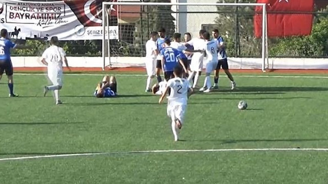 İki takım futbolcuları birbirlerine saldırdı. 