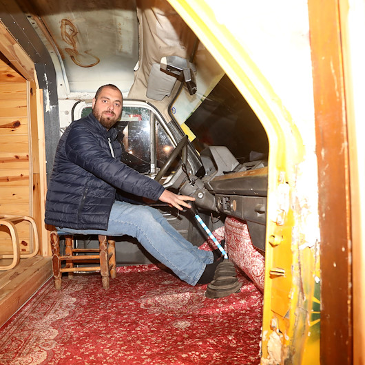 Çay taşımak için aldığı minibüsü bungalova dönüştürdü: 10 bin liraya ev yaptık