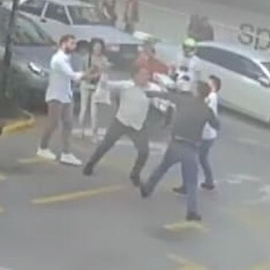 İzmirde kadına şiddeti taksici önledi: O anlar kamerada