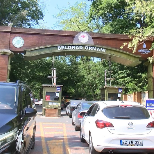 Piknikçiler Belgrad Ormanı girişinde kilometrelerce araç kuyruğu oluşturdu