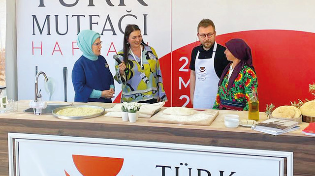 Emine Erdoğan, ünlü şefler ve yöre kadınlarıyla sağlıklı, geleneksel ve atıksız tariflerle yemek yaptı. Savaştepe’nin ‘seferberlik çöreği’nin hazırlanmasına eşlik etti.