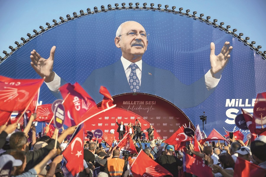 Miting alanındaki Kılıçdaroğlu fotoğrafı sahnenin tamamını kapladı.