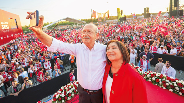 Maltepe mitinginde partiden çok Kemal Kılıçdaroğlu ismini ön plana çıkaran CHP, yuvarlak masanın onayını almadan Kılıçdaroğlu’nun adaylığını ilan etti. 